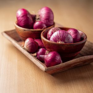 red onion on brown wooden tray - onion health benefits