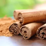 health benefits of cinnamon, cinnamon sticks and cinnamon powder on a table