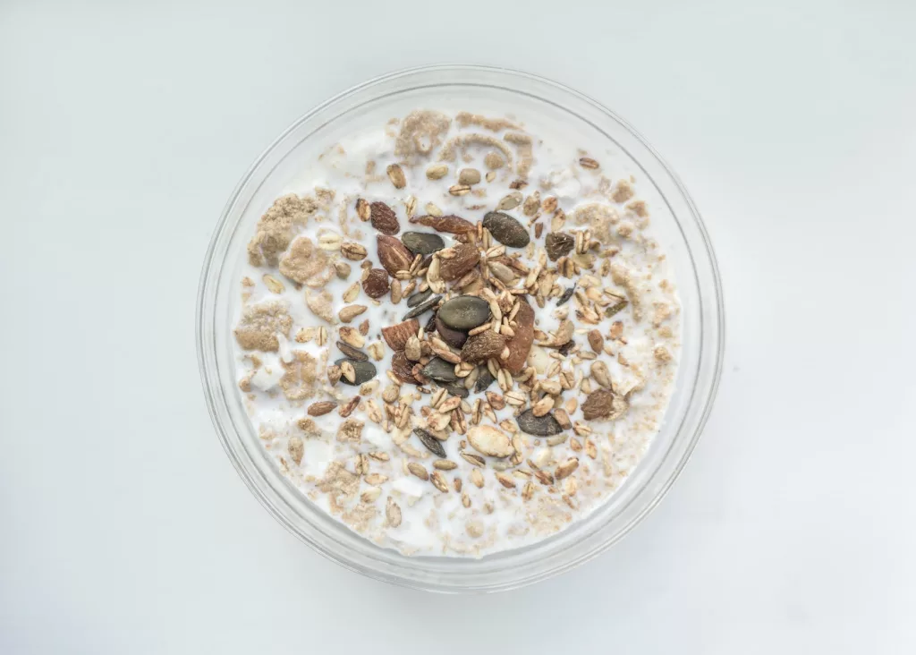oatmeal with milk, health benefits of pumpkin seeds added to oatmeal