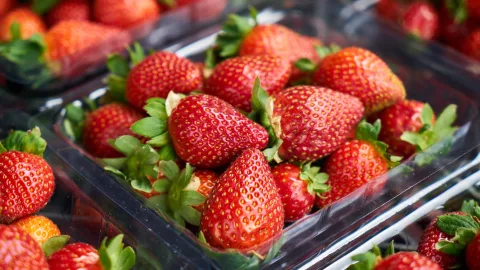 strawberries on clear plastic container, strawberries health benefits
