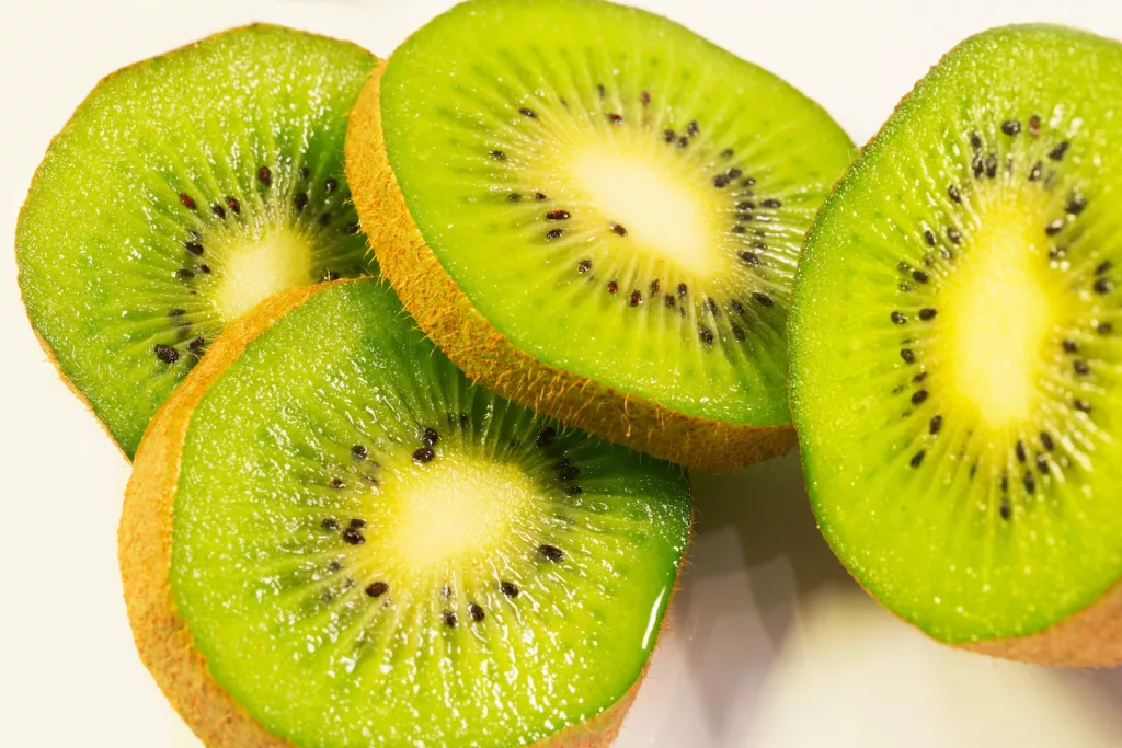 sliced green and red fruit, health benefits of kiwi
