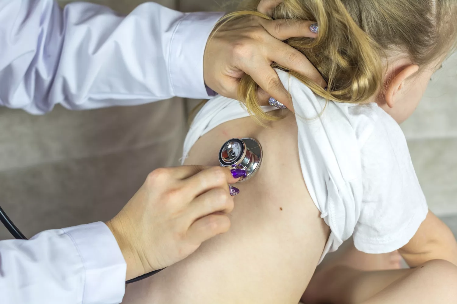 a doctor examining a child's stomach with a stethoscope, ways to preventing bronchitis